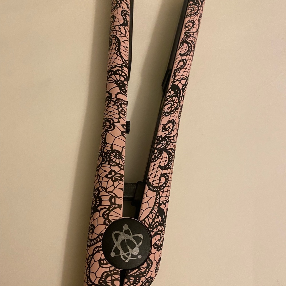 Evalectric hair straightener